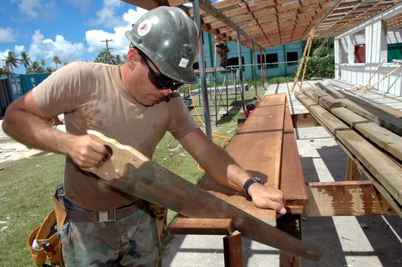 charpentier-CHATEAUVERT-min_worker_construction_building_carpenter_male_job_build_helmet-893290